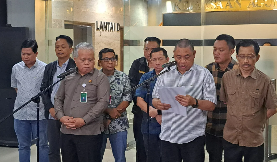 Konferensi pers tim penyidik skandal dugaan suap tiga hakim pemberi vonis lepas kasus korupsi ekspor minyak goreng