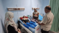 Kepala BGN Dadan Hindayana saat menjenguk siswa yang mengalami keracunan di Cianjur, Jawa Barat. Kepala BGN Dadan Hindayana saat menjenguk siswa yang mengalami keracunan di Cianjur, Jawa Barat.