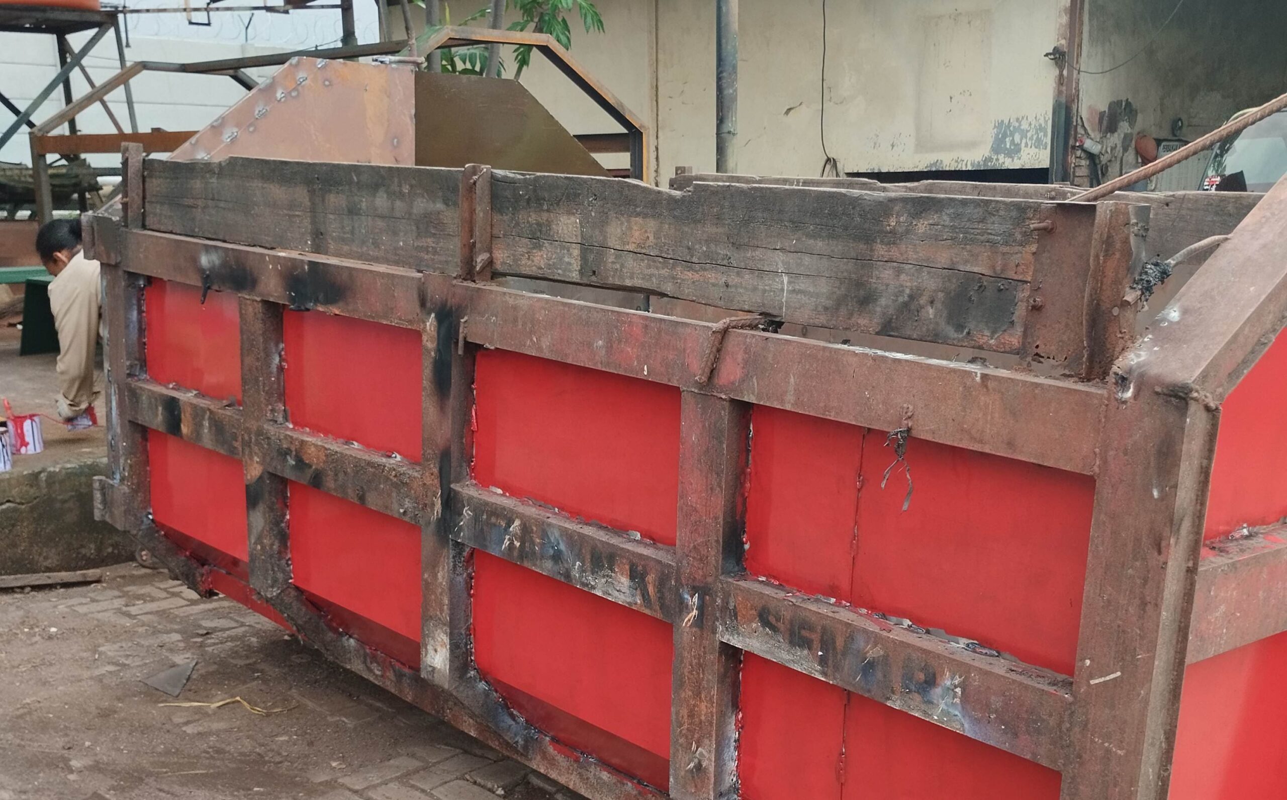 Perbaikan Truk Sampah Rusak