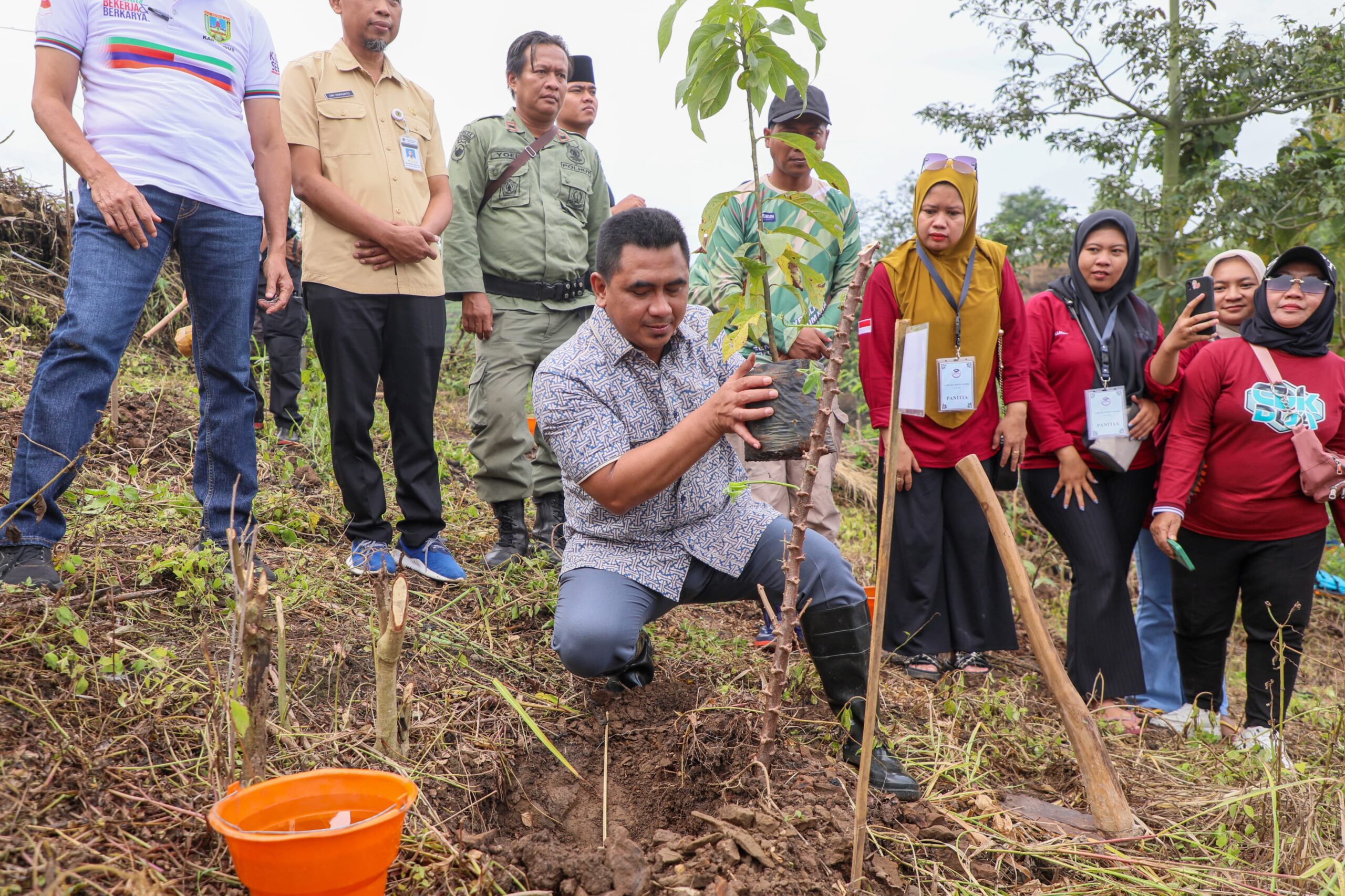 Wagub Taj Yasin Apresiasi Tanam 1000 Bibit Pohon di Waduk Logung Kudus.