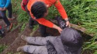 Tim SAR evakuasi pendaki Gunung Sindoro Tim SAR Evakuasi Pendaki Gunung Sindoro Asal Bekasi yang Pingsan.
