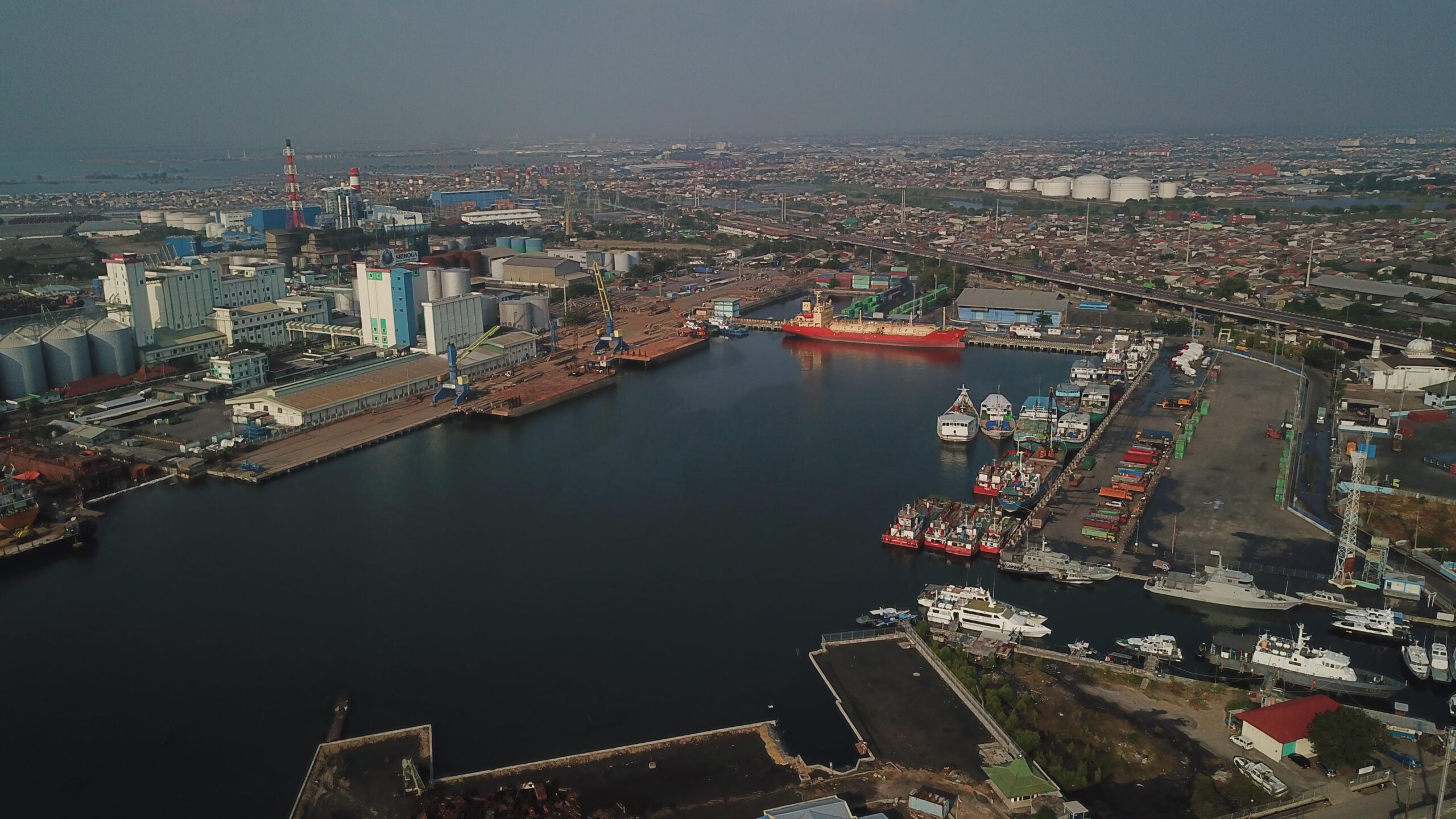 Pelindo Catat Arus Barang dan Penumpang di Pelabuhan Tanjung Emas Semarang Meningkat di Triwulan I.