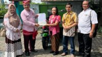 Dini Inayati Salurkan Kendaraan Roda 3 Bak Sampah, Wujudkan Aspirasi Warga Kelurahan Tandang Semarang. Dini Inayati Salurkan Kendaraan Roda 3 Bak Sampah, Wujudkan Aspirasi Warga Kelurahan Tandang Semarang.