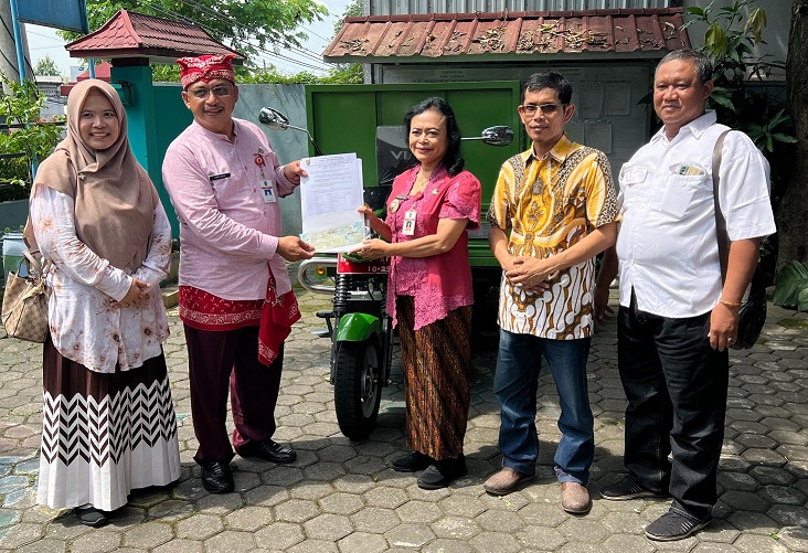 Dini Inayati Salurkan Kendaraan Roda 3 Bak Sampah, Wujudkan Aspirasi Warga Kelurahan Tandang Semarang.