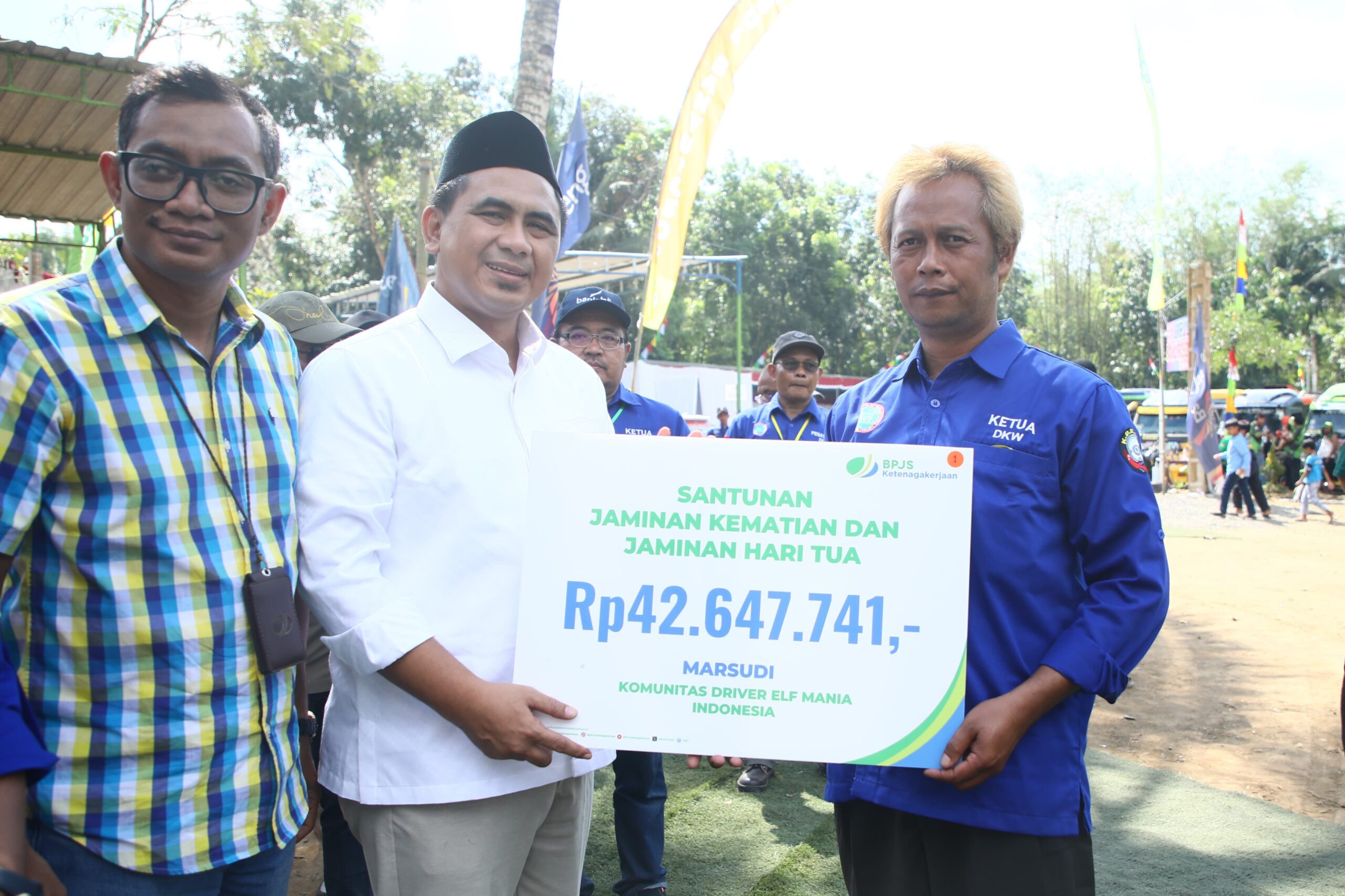 Wagub Jateng Berikan Santunan Rp 56,6 Juta kepada Driver Elf