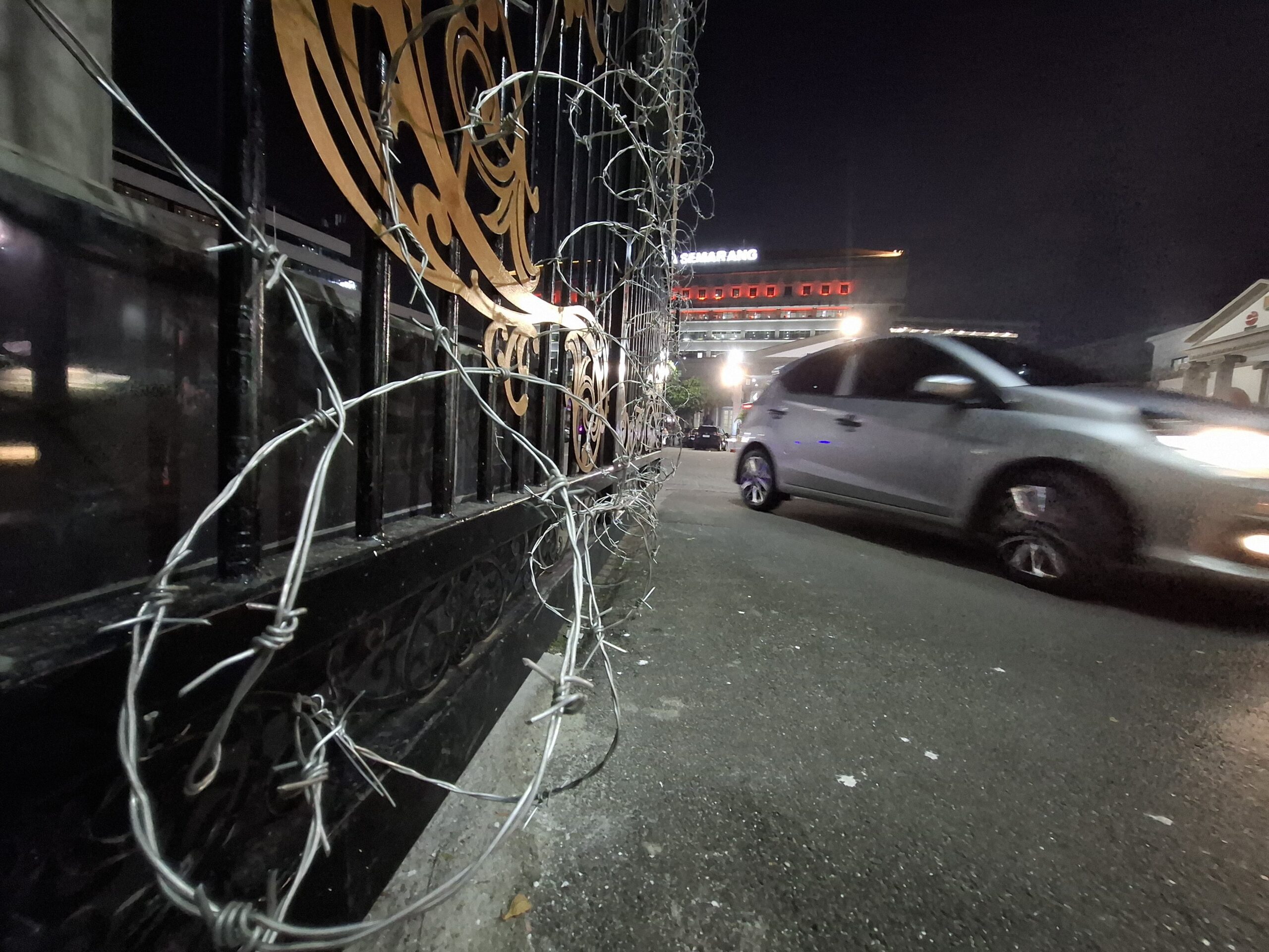 Pintu Gerbang Pagar Balaikota Semarang Dipasang Kawat Berduri.