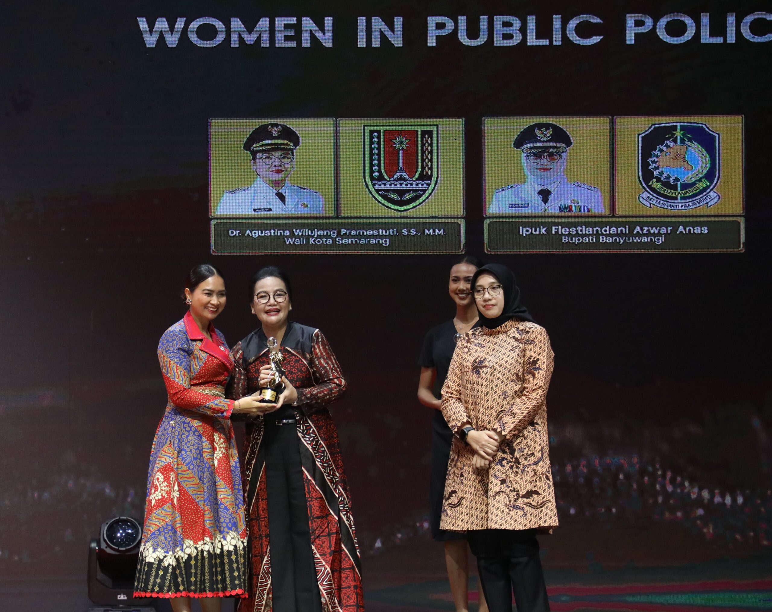 Walikota Semarang Agustina Wilujeng Raih Penghargaan Womens Inspiration Award.