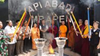 Pengambilan Api Dharma Mrapen untuk perayaan Tri Suci Waisak di Borobudur (Foto: Kemenag RI) Pengambilan Api Dharma Mrapen untuk perayaan Tri Suci Waisak di Borobudur (Foto: Kemenag RI)