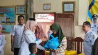 Bupati Kendal Dyah Kartika Permanasari menyalurkan bantuan untuk anak berpotensi stunting Bupati Kendal Dyah Kartika Permanasari menyalurkan bantuan untuk anak berpotensi stunting