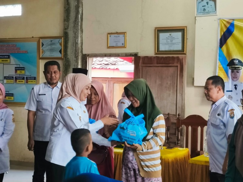 Bupati Kendal Dyah Kartika Permanasari menyalurkan bantuan untuk anak berpotensi stunting Bupati Kendal Dyah Kartika Permanasari menyalurkan bantuan untuk anak berpotensi stunting