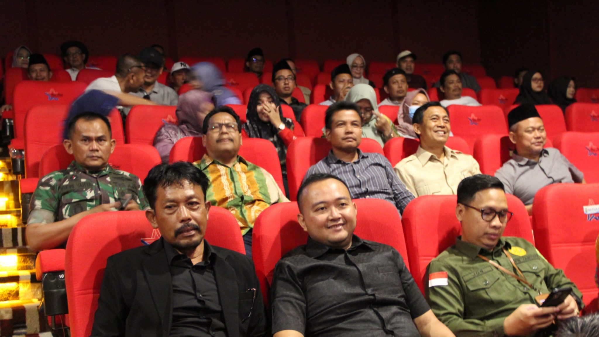 Bupati Rembang Harno nonton film di bioskop baru