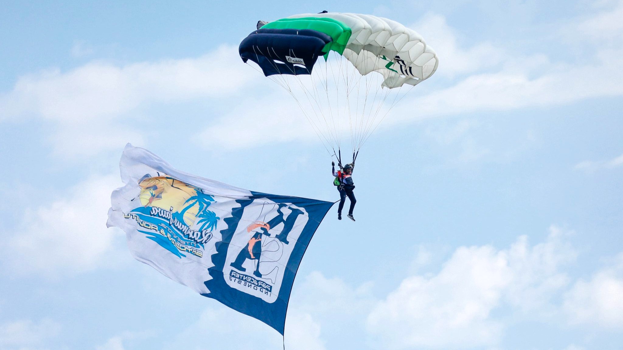 Event Skydiving bertaraf internasional di Karimunjawa