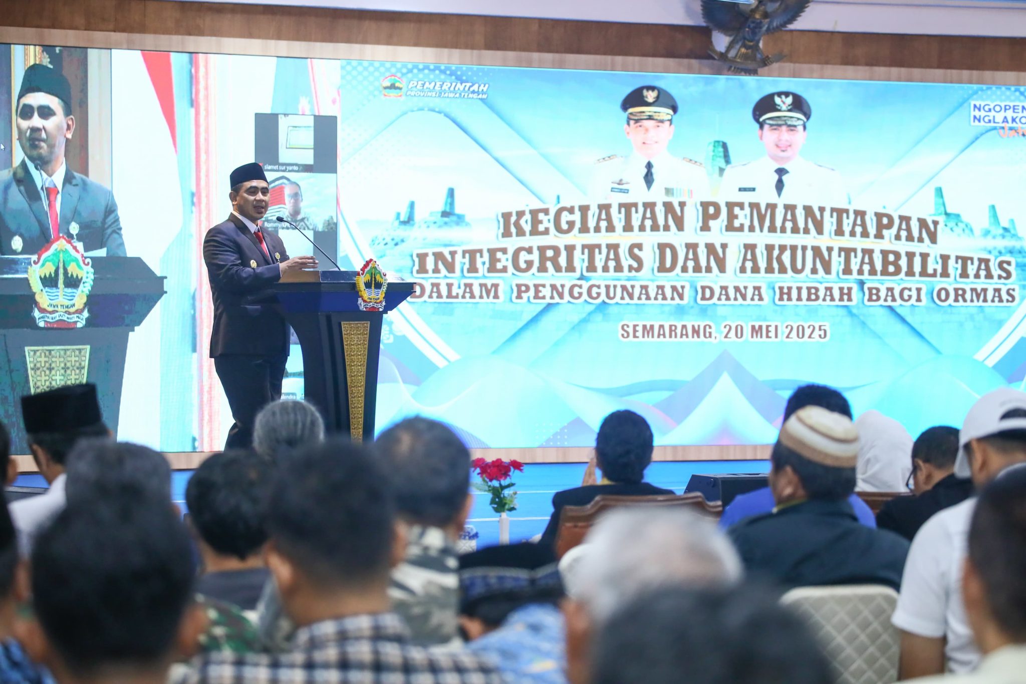 Wagub Jateng Taj Yasin Maimoen saat memberikan dana hibah kepada ormas