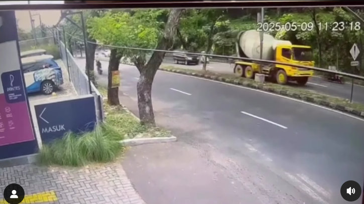 Kecelakaan truk molen di Silayur Ngaliyan (instagram @portalsemarang)