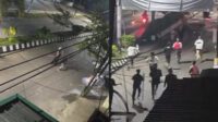 Tangkap layar video tawuran kreak di Pasar Waru Semarang Tangkap layar video tawuran kreak di Pasar Waru Semarang