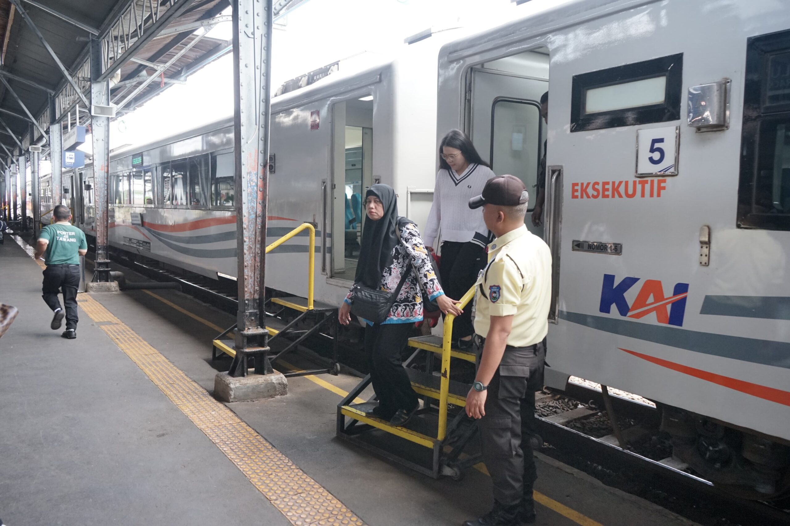 KAI Daop 4 Semarang Ajak Tertib dan Waspada Selama di Stasiun.