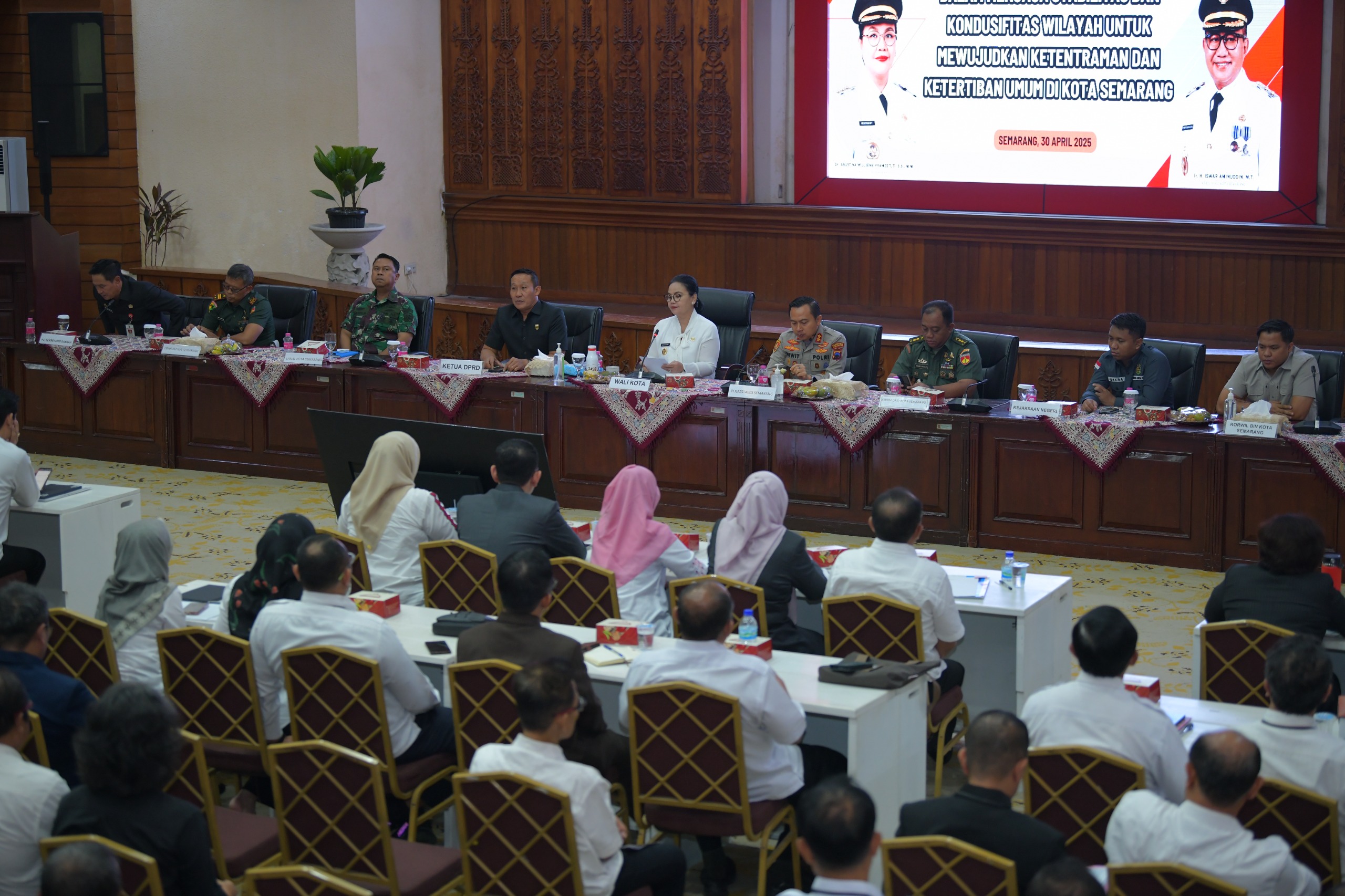 Rapat Koordinasi camat dan lurah, Rabu (30/4), di Gedung Lokakrida lantai 8 Balaikota Semarang.