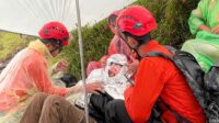 Basarnas Evakuasi Pendaki Tektok Gunung Sumbing Asal Riau. Basarnas Evakuasi Pendaki Tektok Gunung Sumbing Asal Riau.