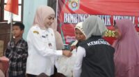 Bupati Kendal Dyah Kartika Permanasari saat menyalurkan bantuan kepada PPKS Bupati Kendal Dyah Kartika Permanasari saat menyalurkan bantuan kepada PPKS