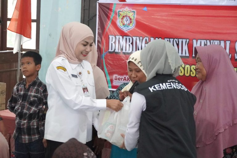 Bupati Kendal Dyah Kartika Permanasari saat menyalurkan bantuan kepada PPKS