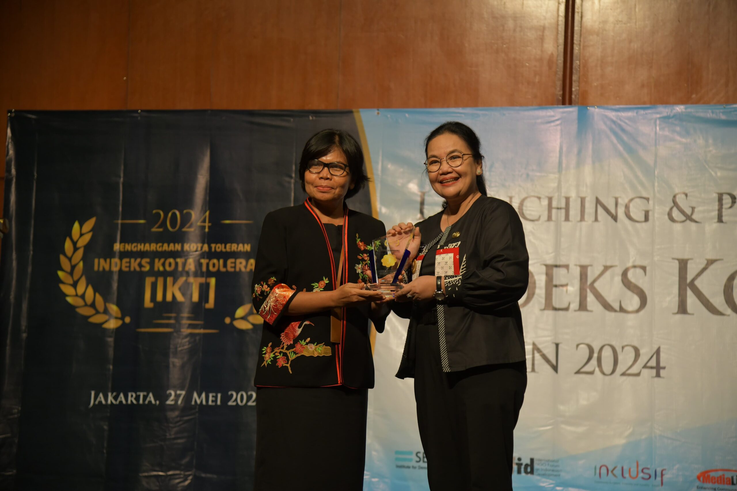 Wali Kota Semarang Agustina menerima penghargaan dari SETARA Institute.