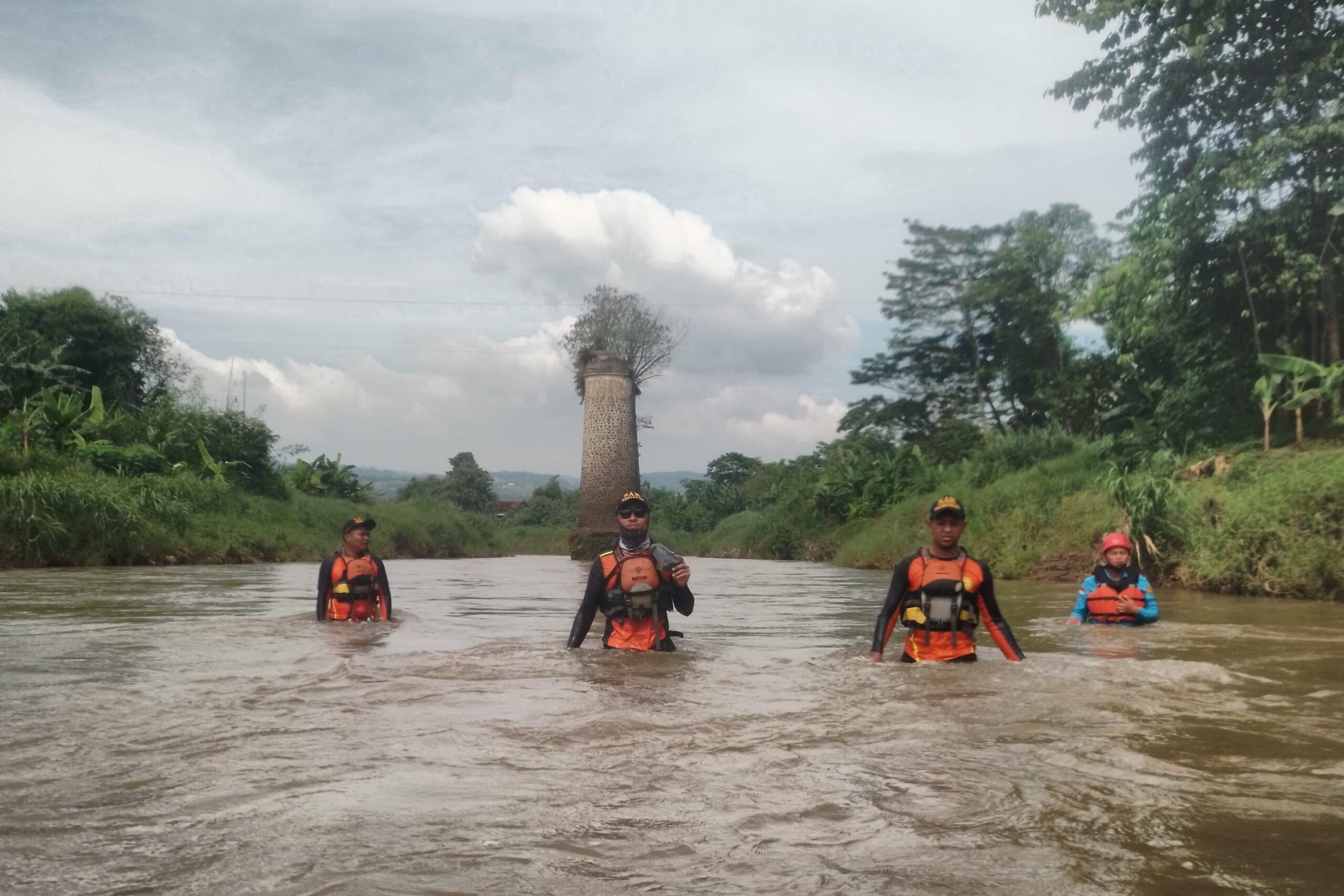 Proses pencarian remaja asal Batang yang tenggelam di Kalikuto (foto: Basarnas Semarang)
