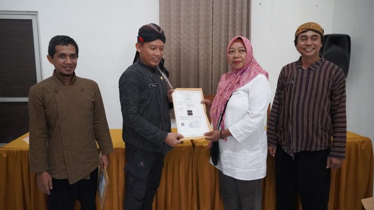 Pemkab Kendal menyerahkan Sertifikat Halal dan Sertifikat Merk pada pelaku UMKM