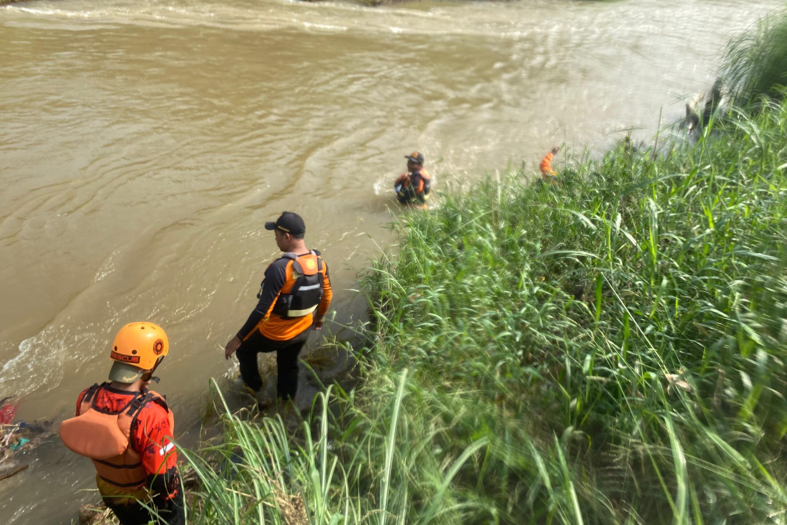 Ramaja Batang yang hanyut di Sungai Kalikuto ditemukan meninggal dunia (foto: Basarnas Semarang)