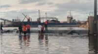 Tanggul jebol di kawasan Pelabuhan Tanjung Emas Semarang, Jumat 23 Mei 2025 (foto; BPBD Kota Semarang) Tanggul jebol di kawasan Pelabuhan Tanjung Emas Semarang, Jumat 23 Mei 2025 (foto; BPBD Kota Semarang)