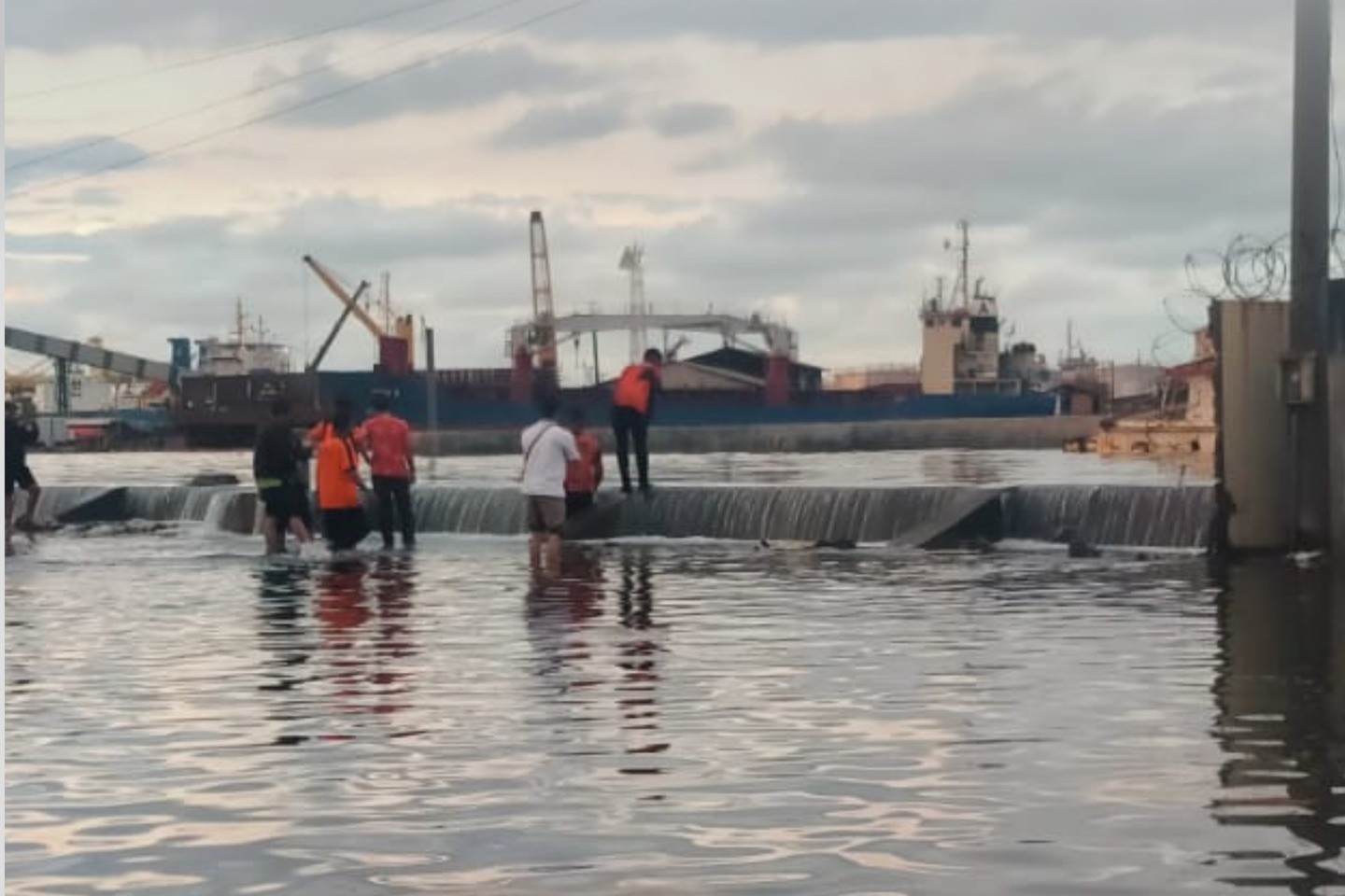 Tanggul jebol di kawasan Pelabuhan Tanjung Emas Semarang, Jumat 23 Mei 2025 (foto; BPBD Kota Semarang)
