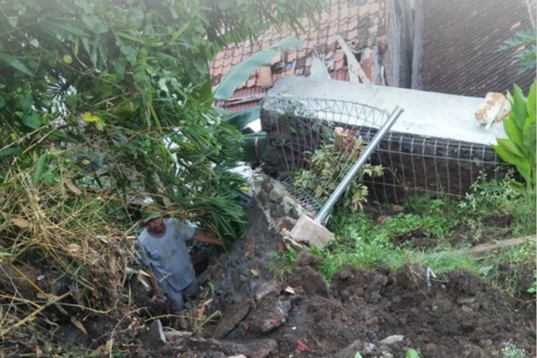 Hujan deras merobohkan talud di Randusari (BPBD Kota Semarang)