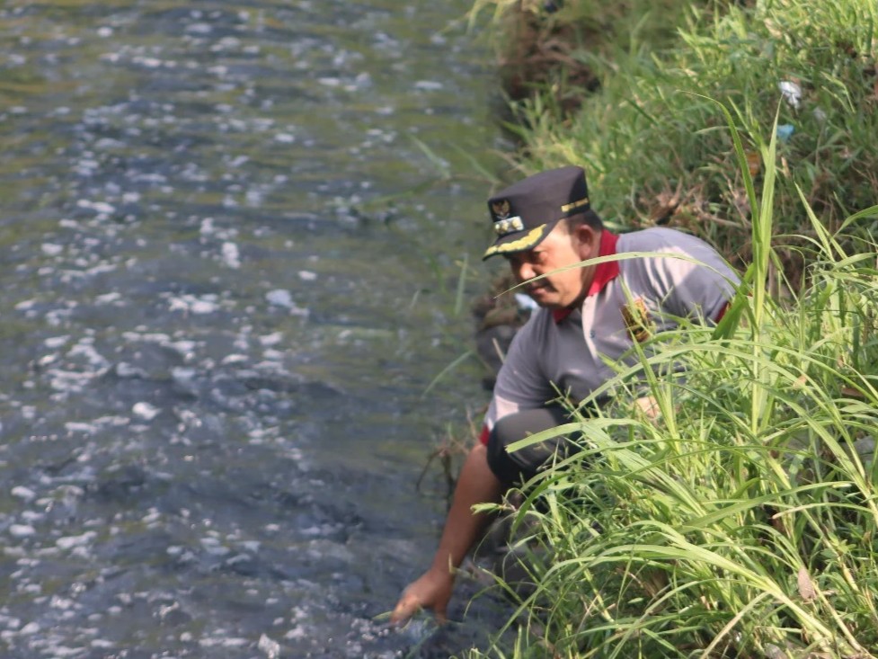 Bupati Semarang, Ngesti Nugraha saat mengecek aliran air sungai