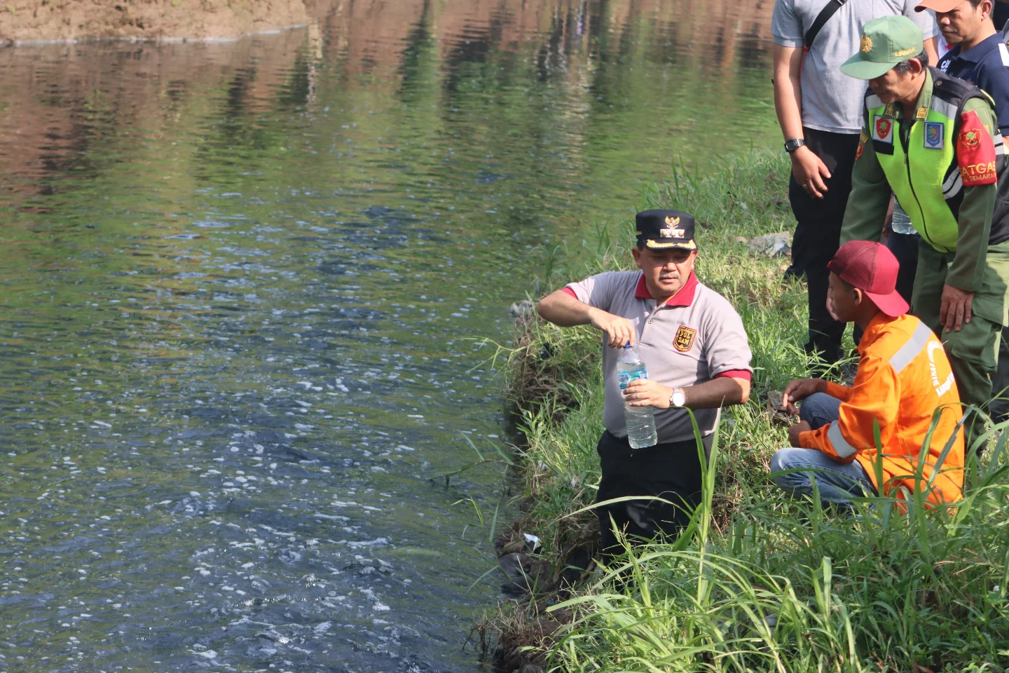 Bupati Semarang, Ngesti Nugraha saat mengambil sampel air Sungai Kaligung yanhg diduga tercemar Bupati Semarang, Ngesti Nugraha saat mengambil sampel air Sungai Kaligung yanhg diduga tercemar