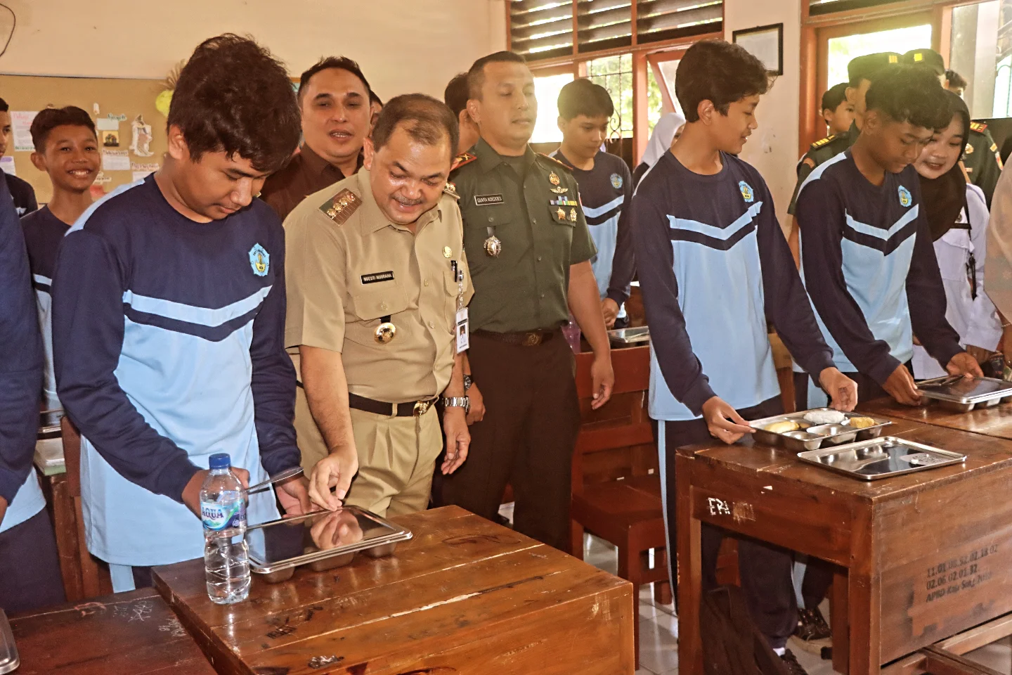 Bupati Semarang Ngesti Nugraha saat meninjau pelaksanaan MBG