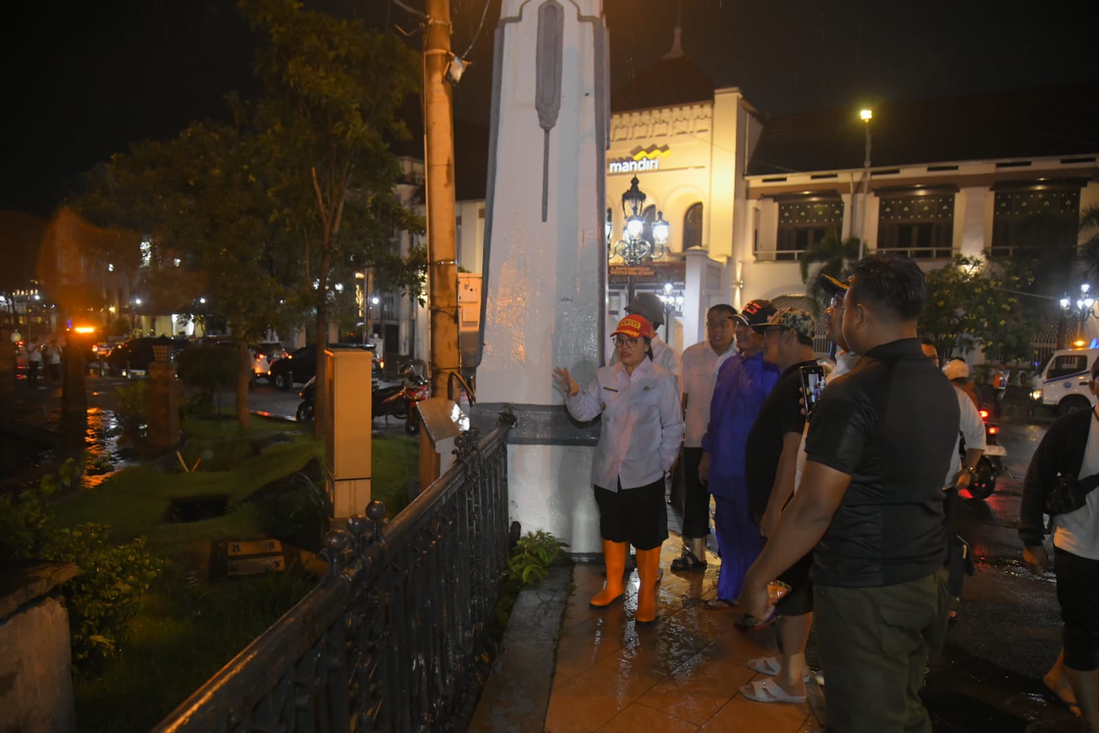 Agustina Wilujeng turun lapangan usai hujan deras terjadi di Kota Semarang