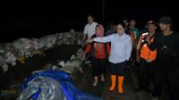 Wali Kota Semarang Agustina Wilujeng saat melihat tanggul jebol di kawasan Pelabuhan Tanjung Emas