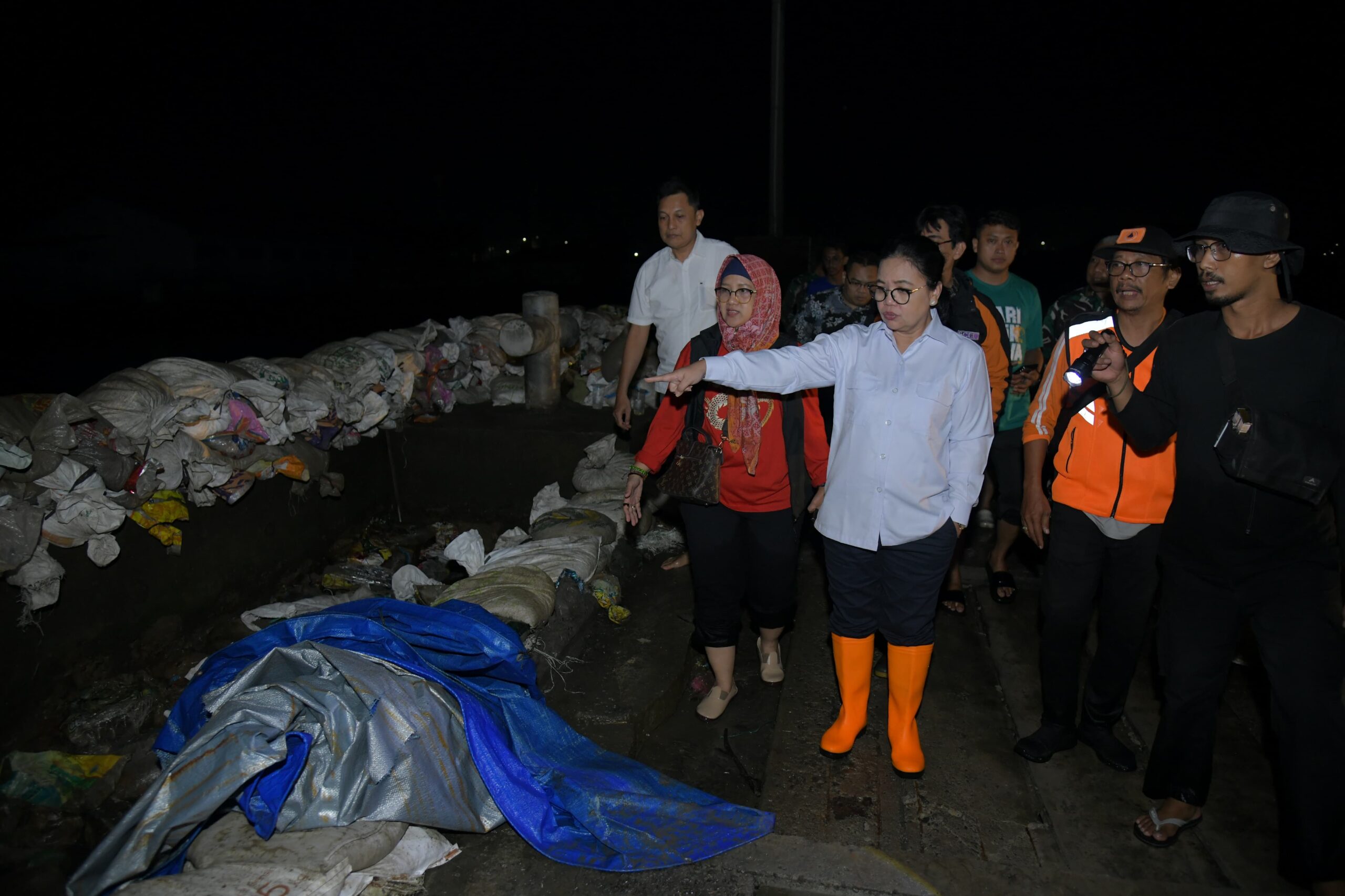 Wali Kota Semarang Agustina Wilujeng saat melihat tanggul jebol di kawasan Pelabuhan Tanjung Emas