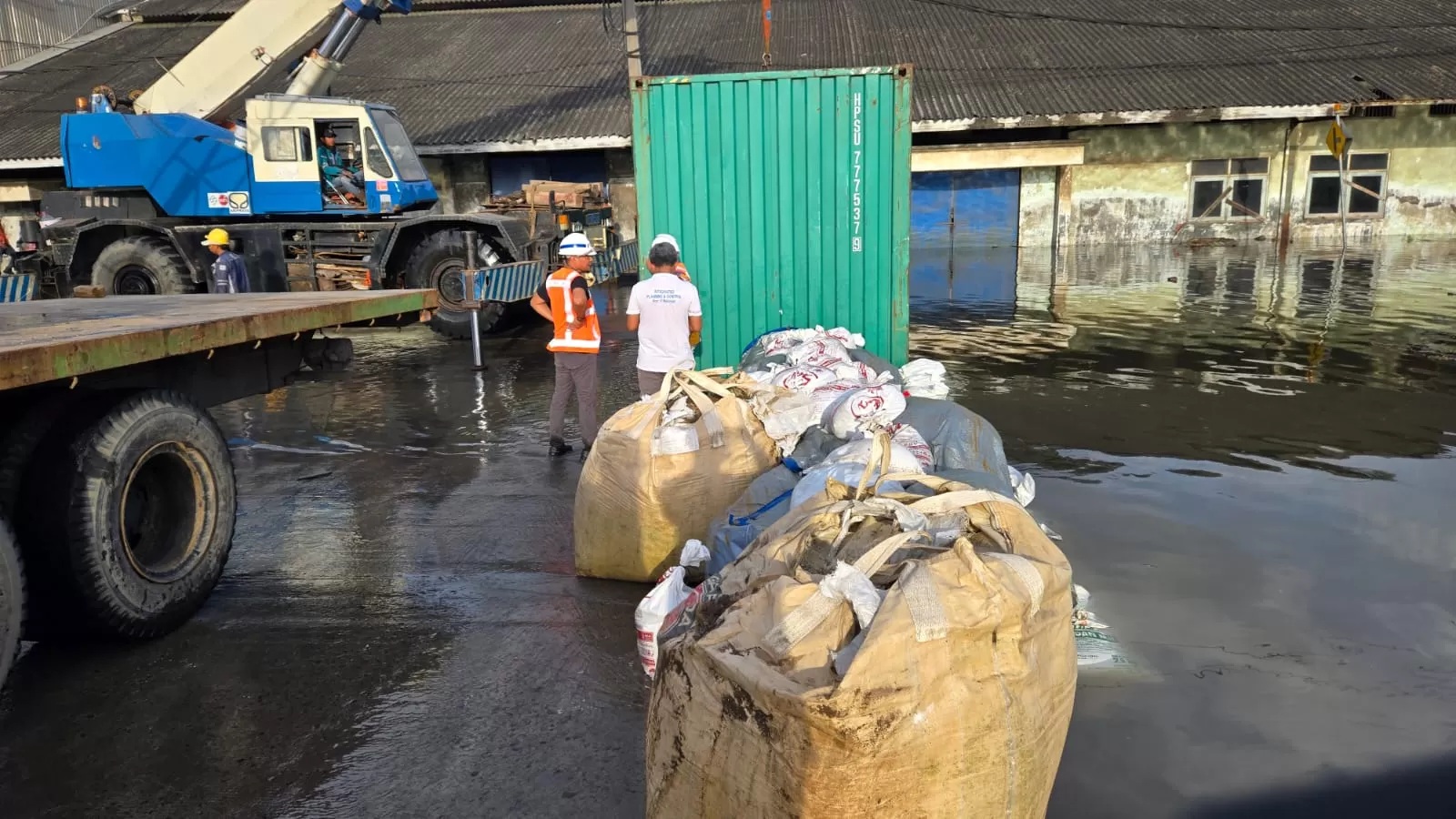 Tanggul jebol di Pelabuhan Tanjung Emas Semarang, Pelindo sebut aktivitas bongkar muar tak terganggu