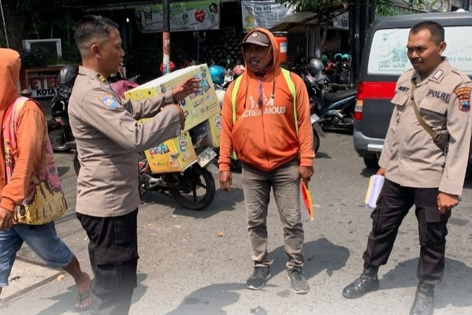 Sat Binmas Polrestabes Semarang lakukan pembinaan dan penyuluhan kepada petugas parkir Pasar Peterongan