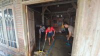 Polisi ikut bantu bersih-bersih rumah warga Tegowanu usai banjir yang melanda Grobogan Polisi ikut bantu bersih-bersih rumah warga Tegowanu usai banjir yang melanda Grobogan