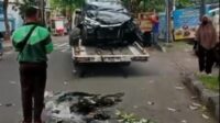 Evakuasi mobil Honda Brio hitam di Jalan Kyai Saleh (instagram @im.semarang_official)