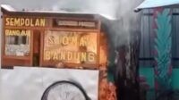Gerobak siomay terbakar di Pedurungan (instagram @portalsemarang)