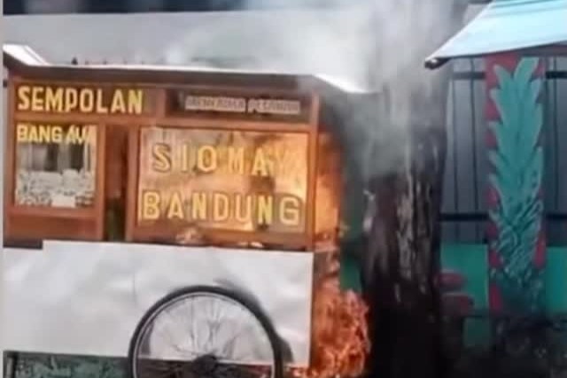 Gerobak siomay terbakar di Pedurungan (instagram @portalsemarang)