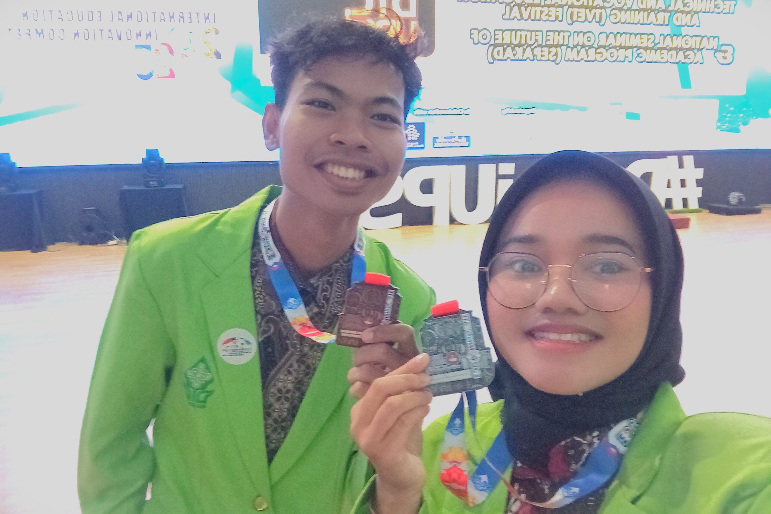 Mahasiswa Jurusan Kimia UIN Walisongo Semarang raih 2 medali Mahasiswa Jurusan Kimia UIN Walisongo Semarang raih 2 medali