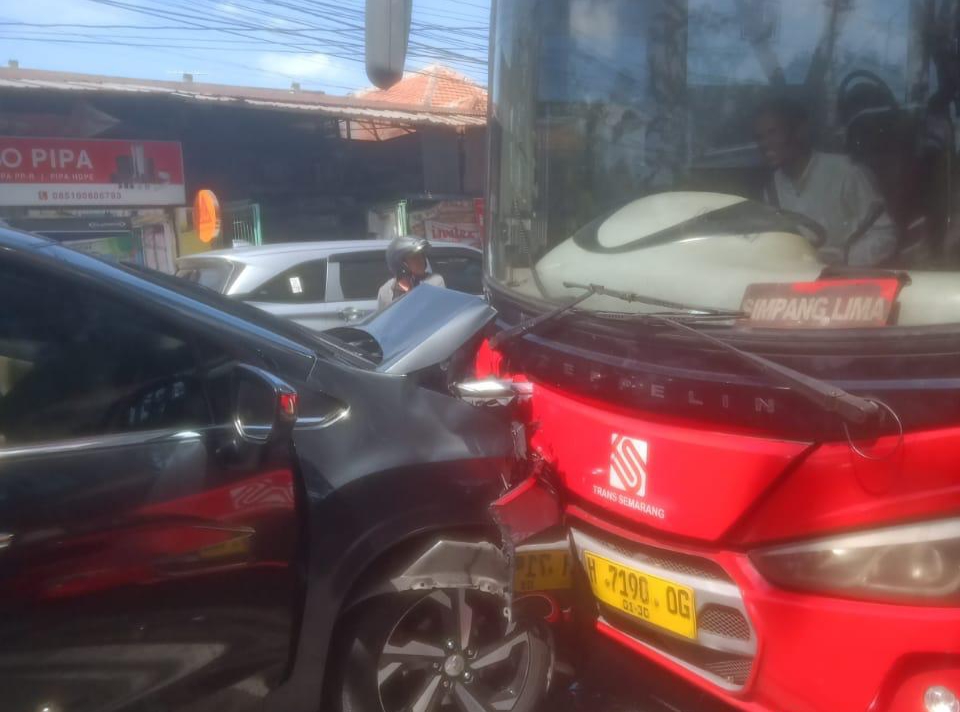 Insiden Xpander Tabrak Bus Trans Semarang di Jalan Abdurrahman Saleh, Kamis 26 Juni 2025.