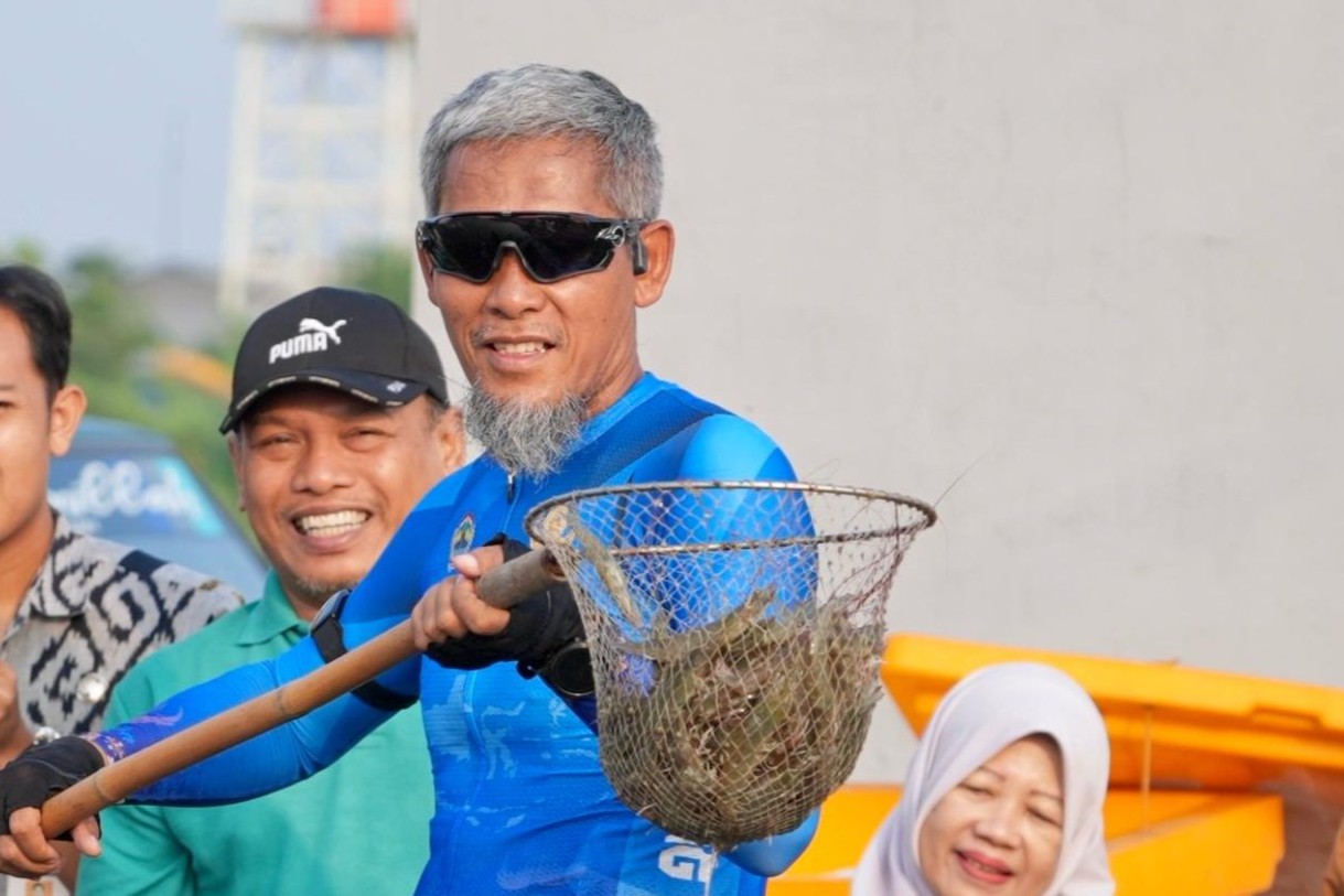 Sekda Jateng Sumarno saat panen udang vaname