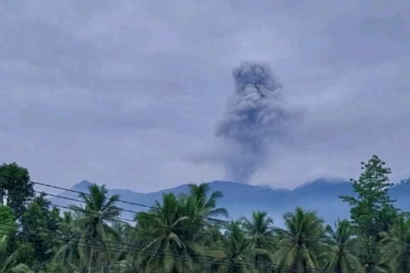 Gunung Dukono Erupsi