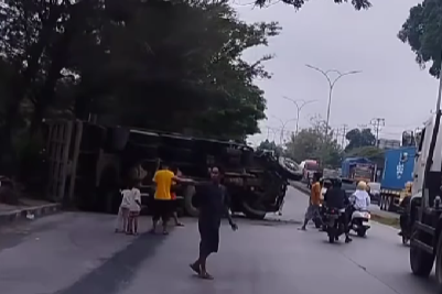 Tangkap layar truk tergelempang di depan kantor Kecamatan Tugu Kota Semarang (instagram @portalsemarang)