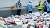 Petugas Haji Indonesia Cek Barang Bawaan Jemaah Haji. Petugas Haji Indonesia Cek Barang Bawaan Jemaah Haji.