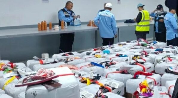 Petugas Haji Indonesia Cek Barang Bawaan Jemaah Haji.